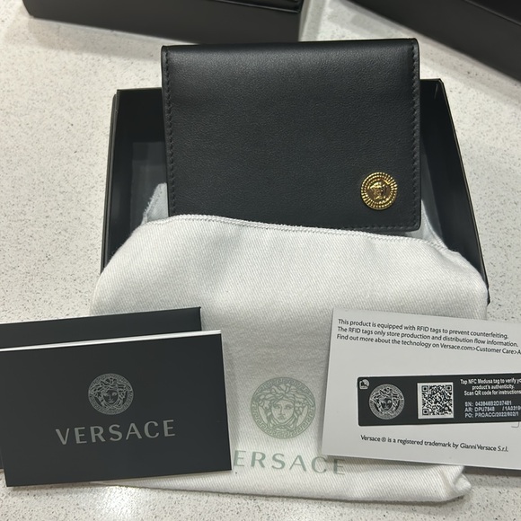 Versace Leather Bifold CardCase Wallet!$375NWT! 100% authentic!